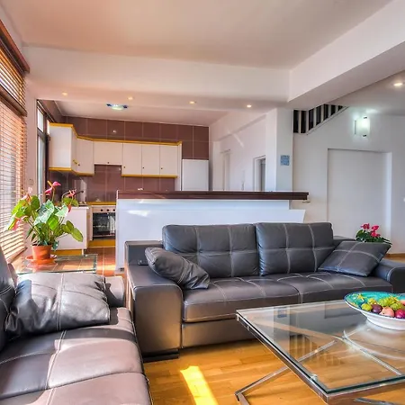 House Touching The Sea בית נופש *